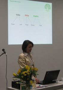 Dr. Müller-Leisgang hält einen Vortrag