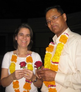 Dr. Müller-Leisgang und Ram Sharma werden freundlich in der Uni Pune empfangen 