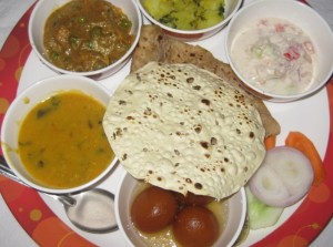 indisches Reisgericht mit verschiedenen Gemüsen und Zutaten