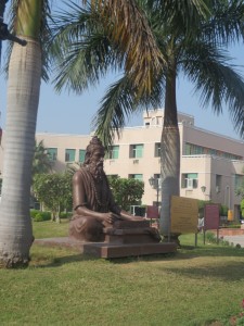 Sushruta Statue im Ashram